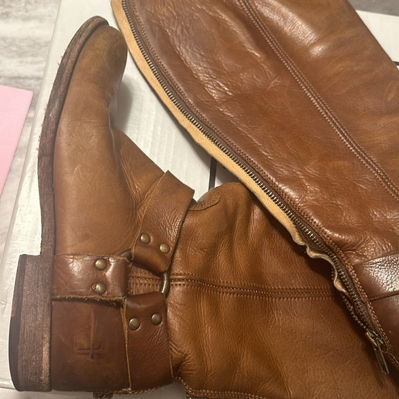 FRYE PHILIP HARNESS TALL COGNAC EXTENDED 9 - Picture 4 of 5